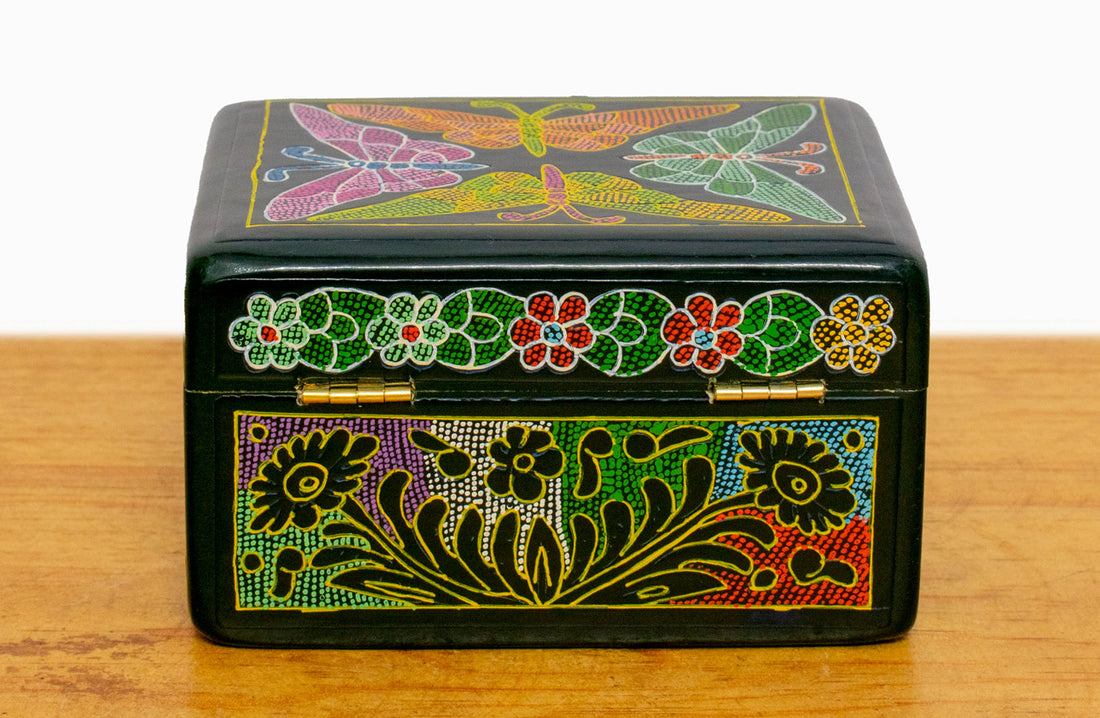 Caja cigarrera rayada punteada negra