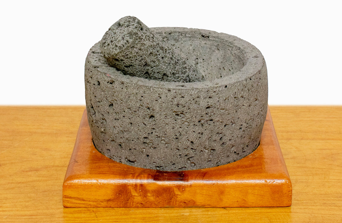 Molcajete redondo con base de madera