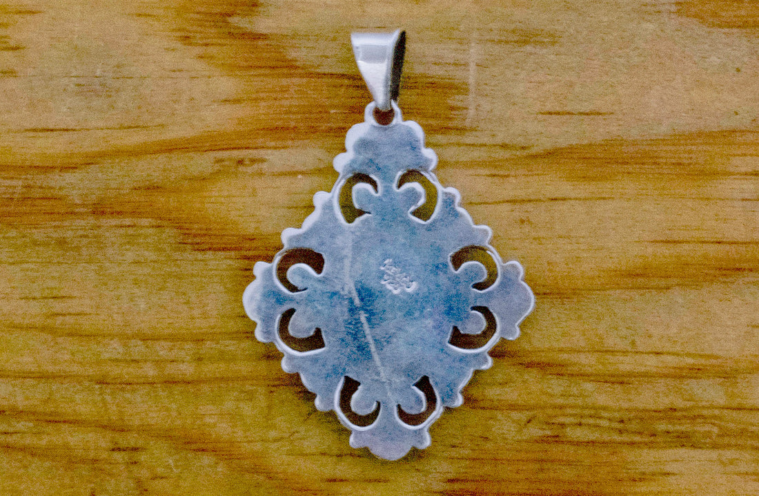 Dije Virgen de Guadalupe con piedras