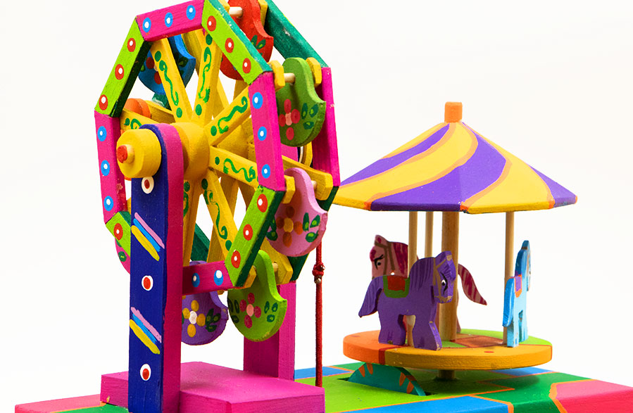 Feria con carrusel y rueda de la fortuna  Diversión