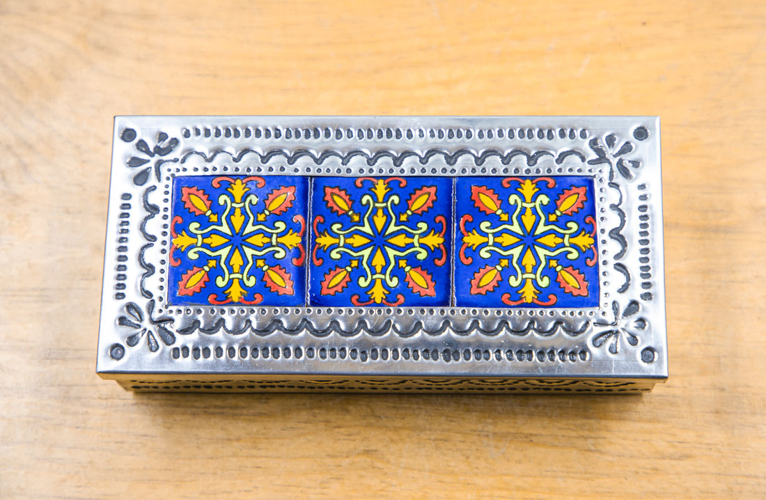 Alhajero con mosaicos de talavera