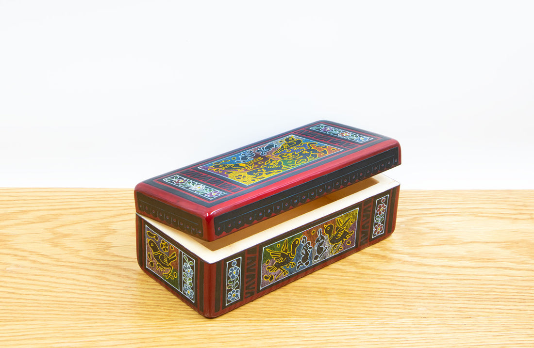 Caja lapicera rayada punteada roja