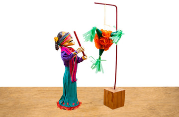 Niña con piñata María