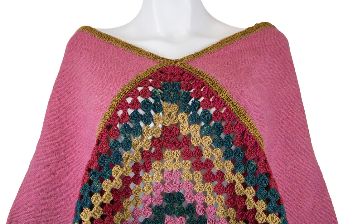 Quexquemetl rosa con Croquet Luisa