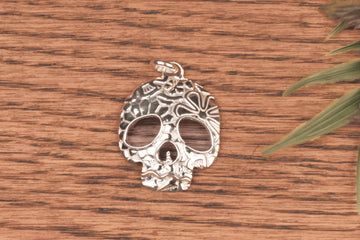 Dije de plata de calavera de azúcar.
