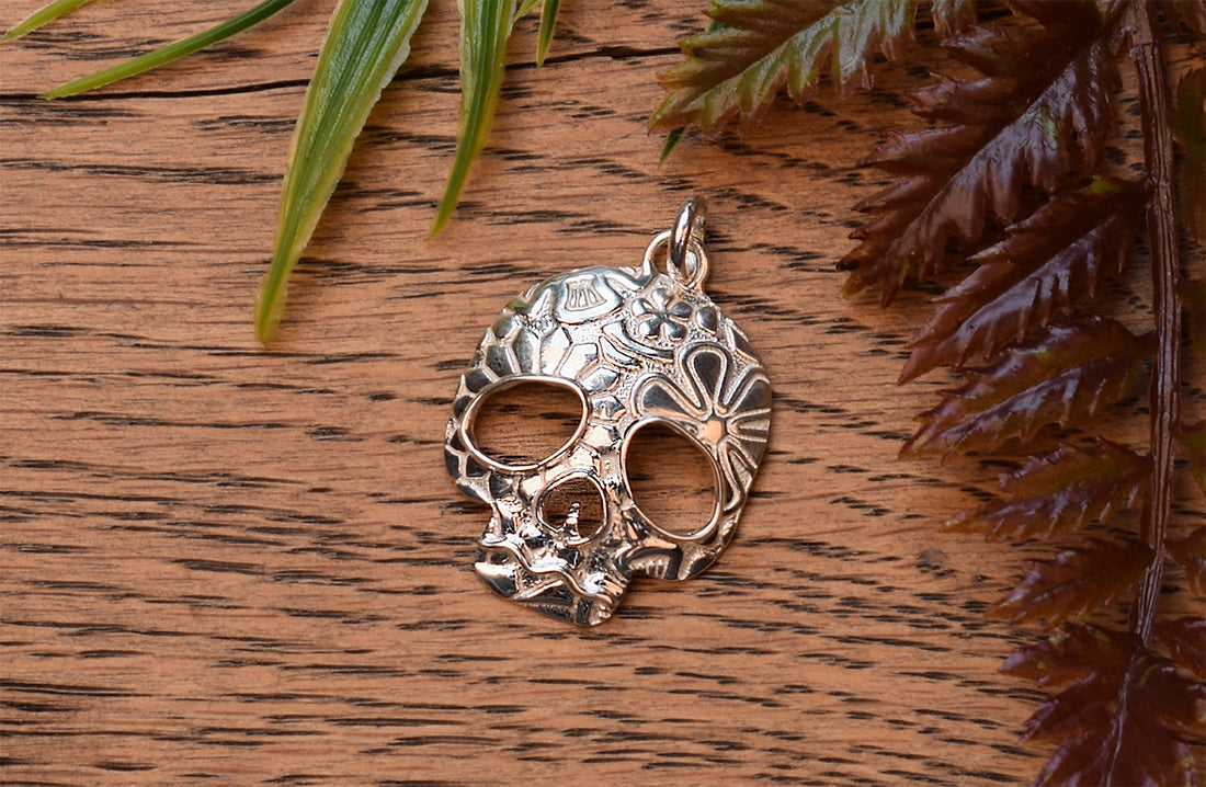 Dije de plata de calavera de azúcar.