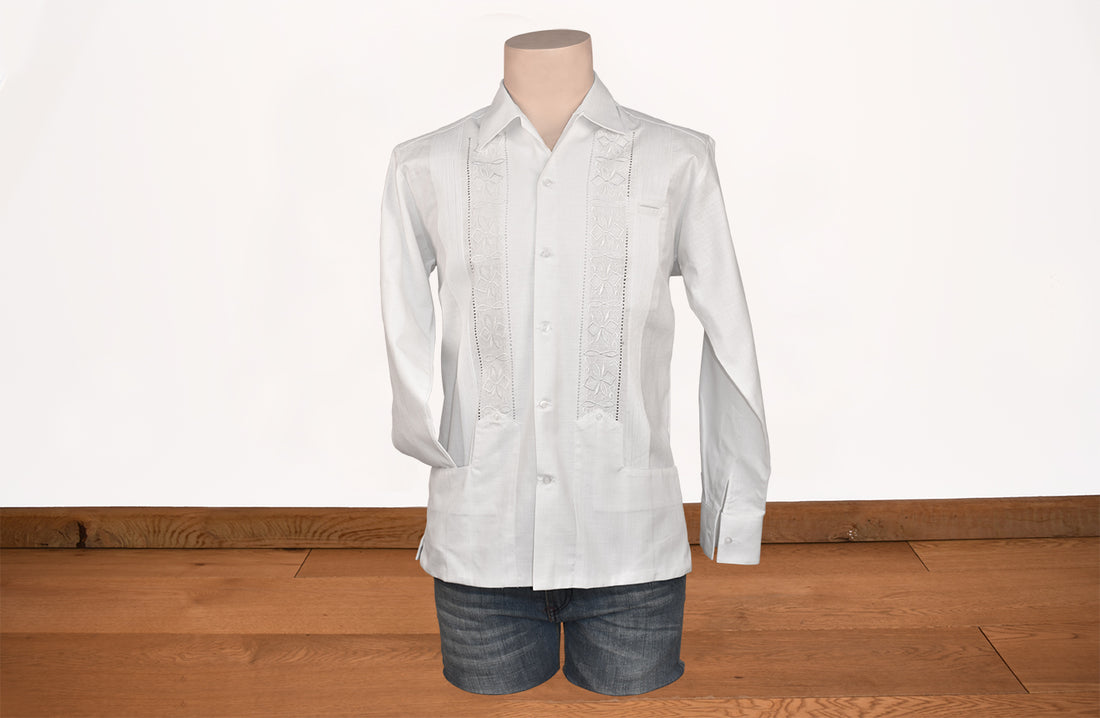 Guayabera de manga larga blanca .