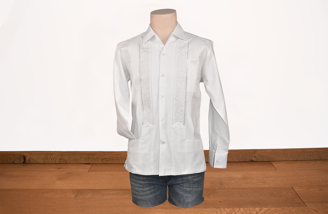 Guayabera de manga larga blanca .