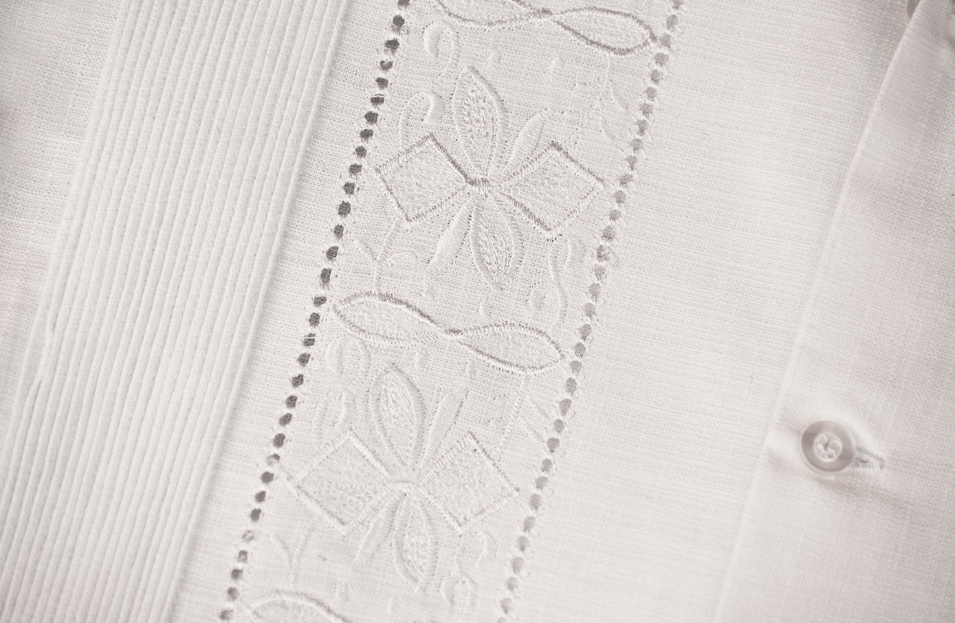 Guayabera de manga larga blanca .