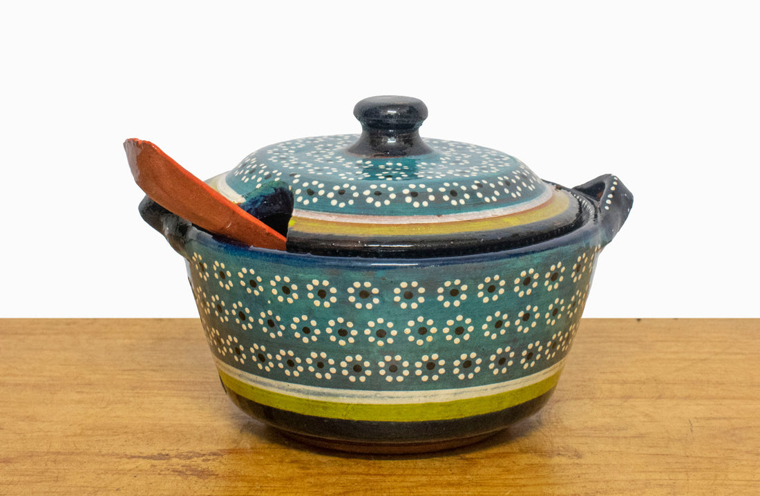 Salsera de barro con tapa y cuchara