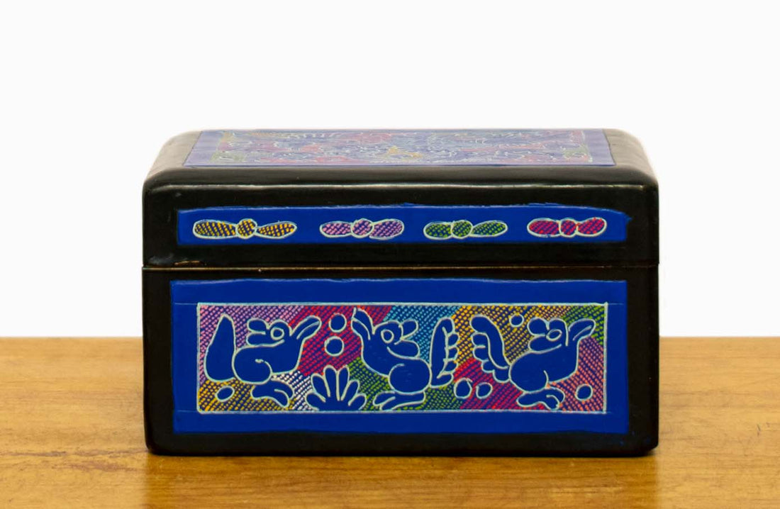 Caja cigarrera de Olinalá punteada