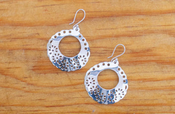 Aretes calados de plata