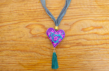 Collar corazón decorado morado