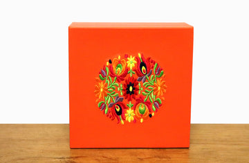 Caja multiusos bordada naranja