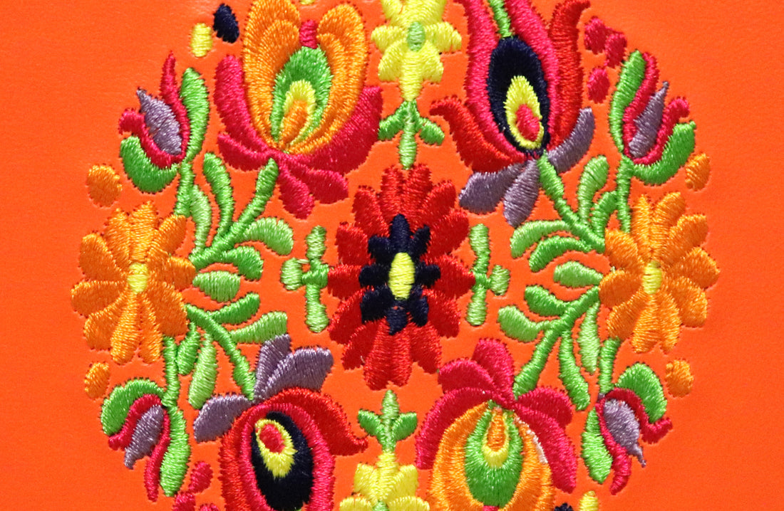 Caja multiusos bordada naranja