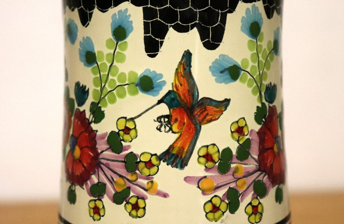 Tarro largo con colibrís.