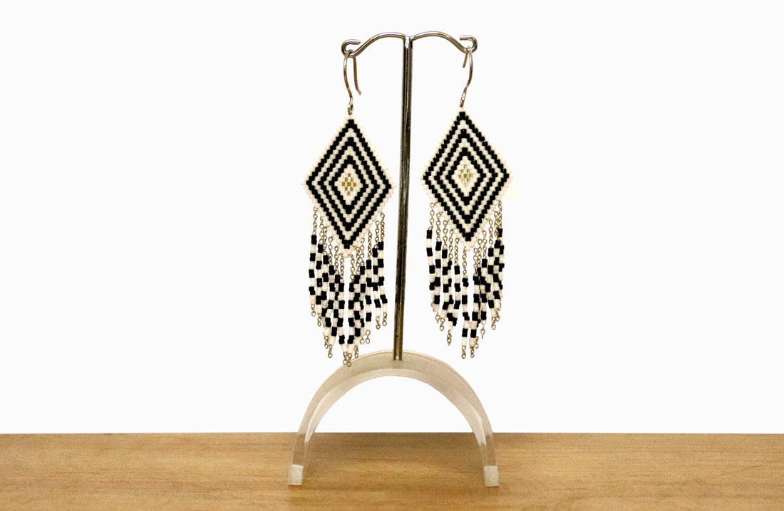 Aretes rombo grande blanco y negro.