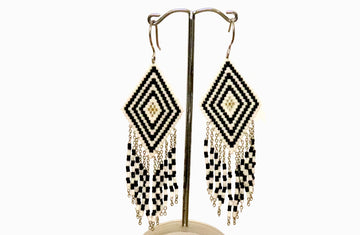 Aretes rombo grande blanco y negro.