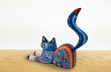Alebrije gato echado azul
