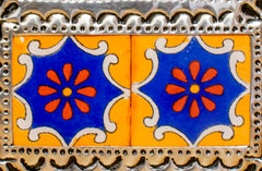 Alhajero de hojalata con azulejos de Talavera