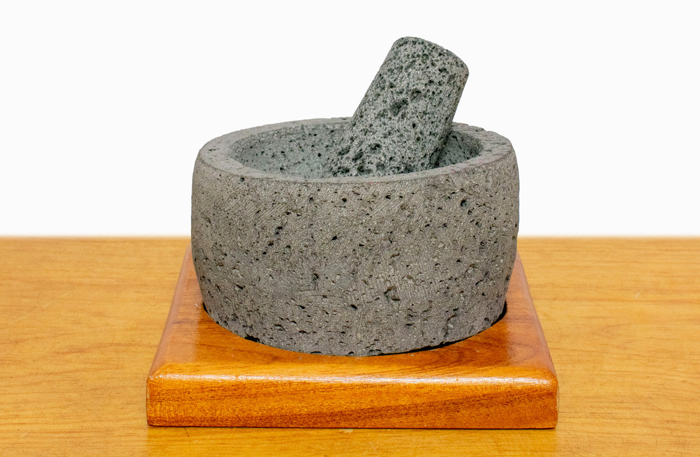 Molcajete redondo con base de madera