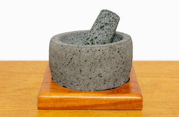 Molcajete redondo con base de madera