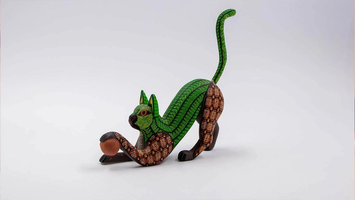 Alebrije gato estirado