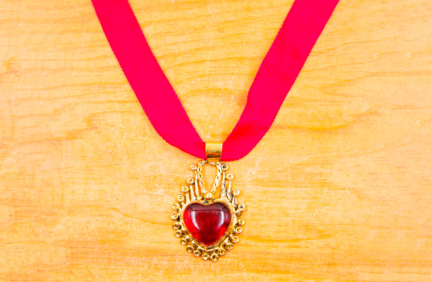 Collar corazón Sandra con tira de seda