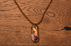 Collar de la Virgen de Guadalupe con flores y piedras.