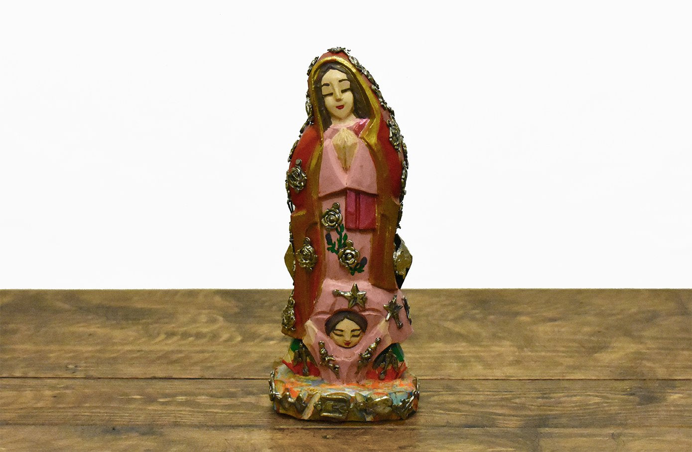 Virgen de Guadalupe chica tallada en madera con decoraciones metálicas y pintada a mano, artículos artesanales religiosos los encuentras en Casa Mejicú en Coyoacán.