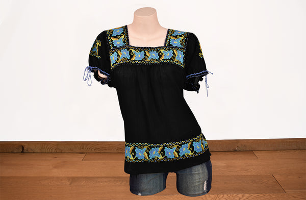 Blusa negra con punto de cruz azul en cuello y mangas.