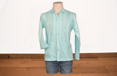 Guayabera de manga larga con bordado calado y panel de rejilla.