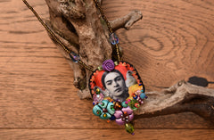 Collar de tela de Frida Kahlo con piedras de colores.