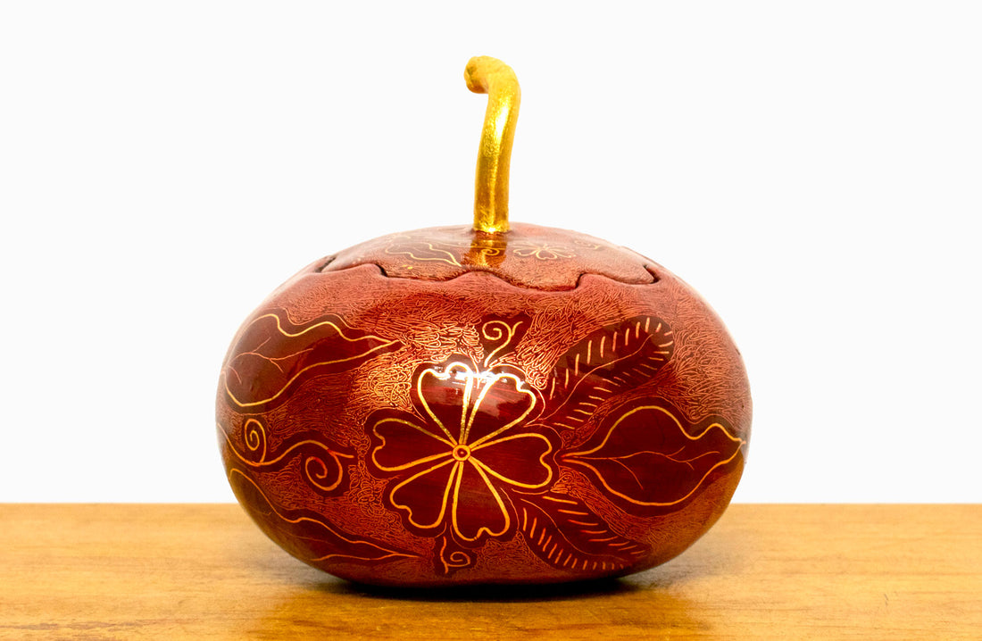 Guaje rojo decorado con hoja de oro