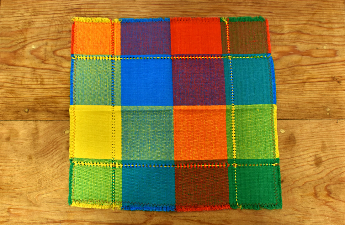 Juego de 4 manteles individuales a cuadros de colores con servilletas