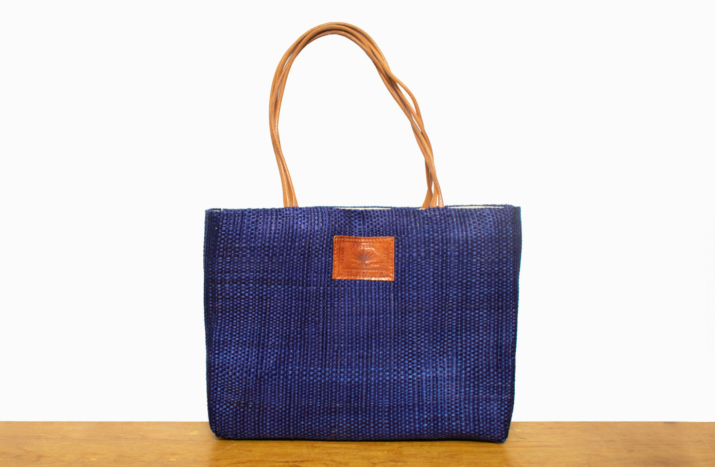 Bolsa de henequen con asas de piel