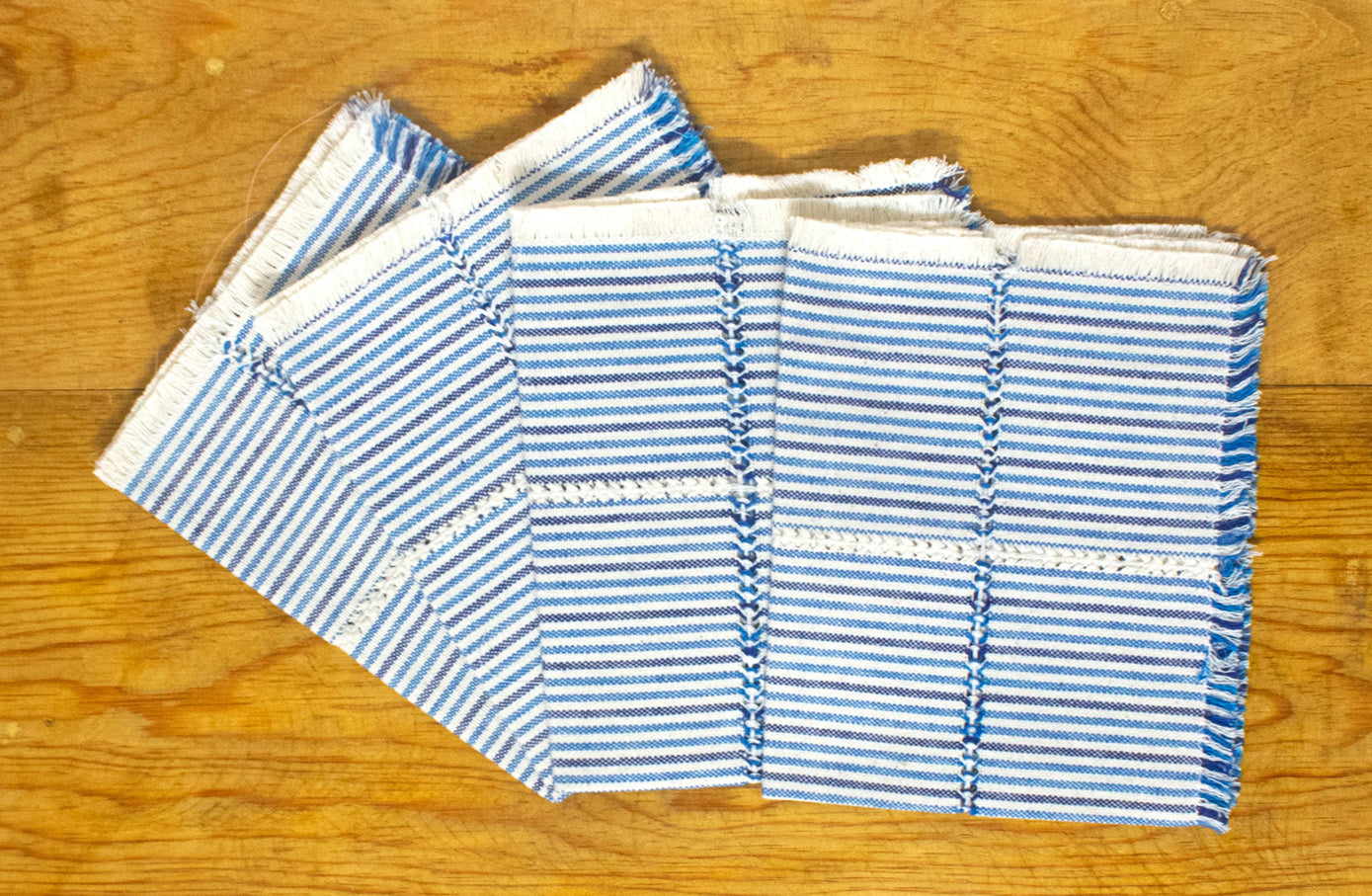 Juego de manteles a rayas azul