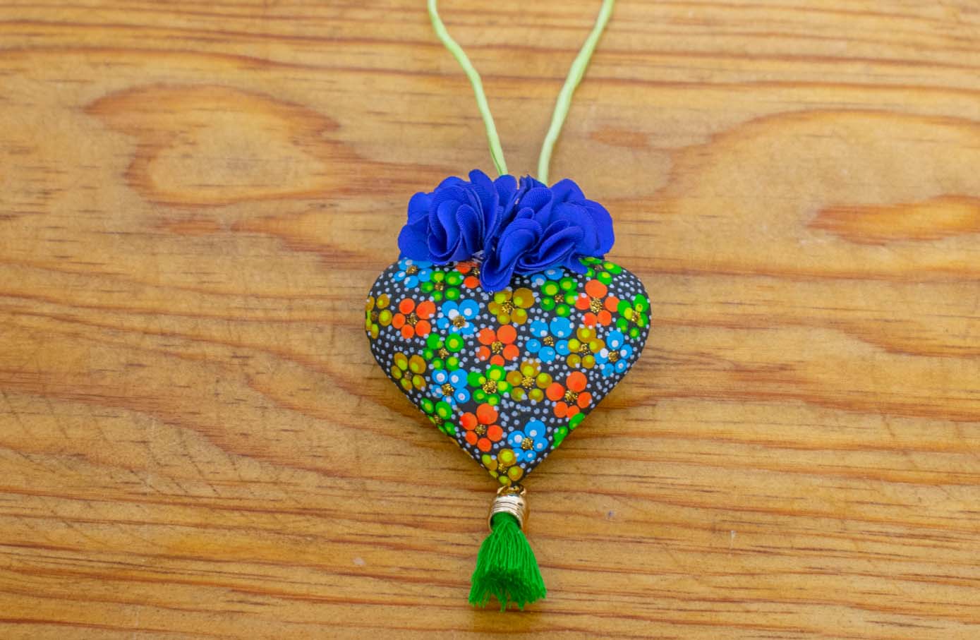 Corazón alebrije decorado con flores azul