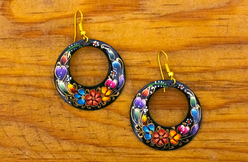 Arracadas negras con flores