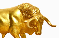Escultura de toro grande cubierto en hoja de oro